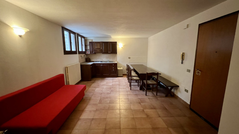 Interessante appartamento con taverna in palazzina di sole 4 unità abitative.

Ci troviamo in cen...