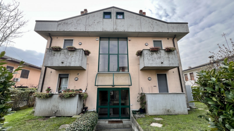 Interessante appartamento con taverna in palazzina di sole 4 unità abitative.

Ci troviamo in cen...