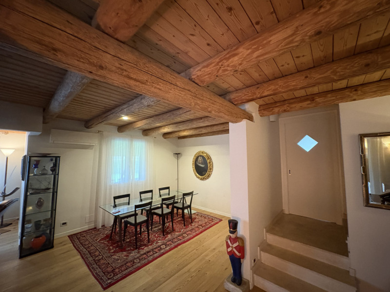 In una cornice riservata e armoniosa, immersa nel verde della campagna di Veggiano, località Tram...