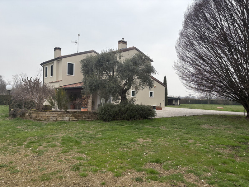 In una cornice riservata e armoniosa, immersa nel verde della campagna di Veggiano, località Tram...