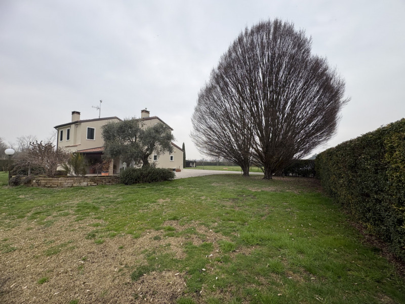 In una cornice riservata e armoniosa, immersa nel verde della campagna di Veggiano, località Tram...