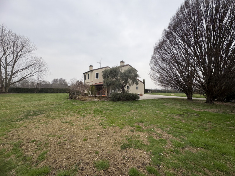 In una cornice riservata e armoniosa, immersa nel verde della campagna di Veggiano, località Tram...