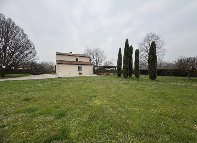 In una cornice riservata e armoniosa, immersa nel verde della campagna di Veggiano, località Tram...