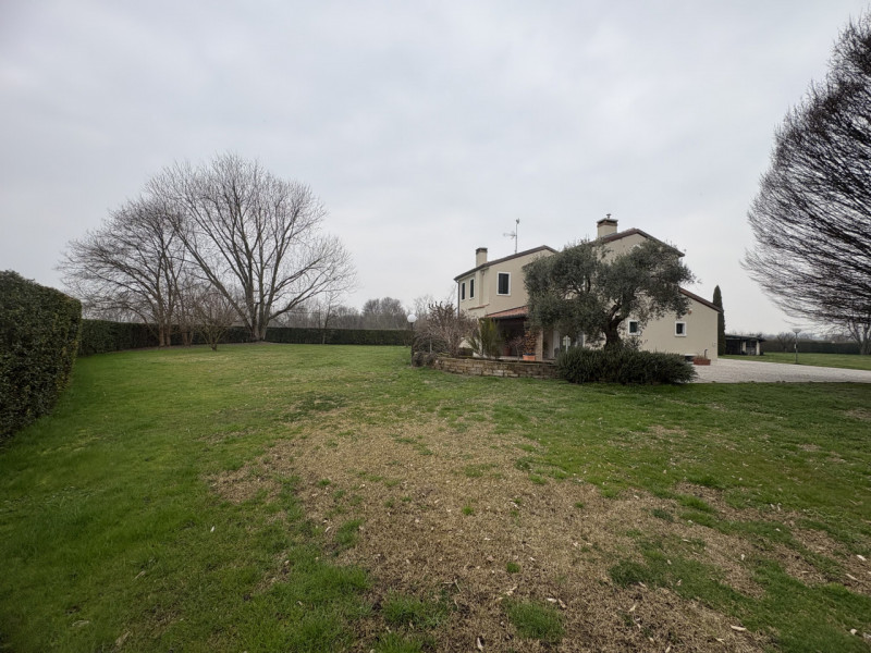 In una cornice riservata e armoniosa, immersa nel verde della campagna di Veggiano, località Tram...