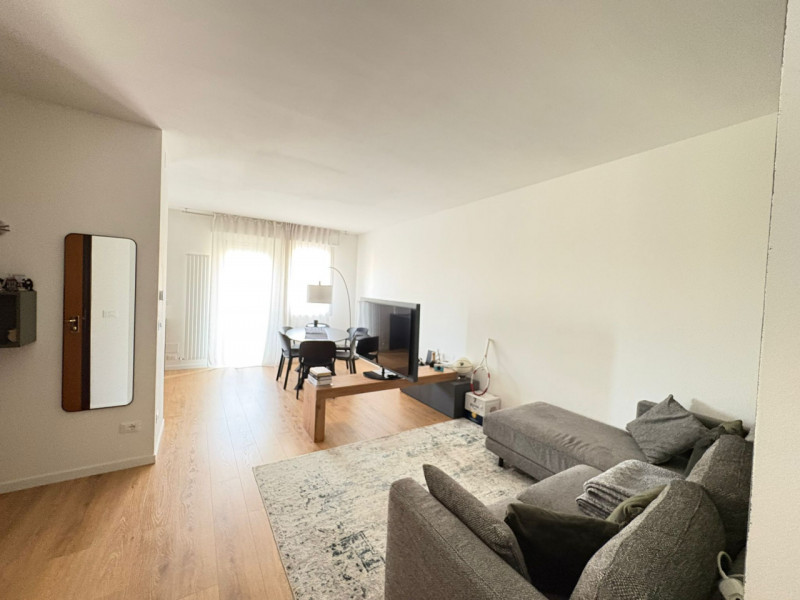 Proponiamo in vendita un elegante duplex di circa 135 mq situato nella rinomata zona residenziale...