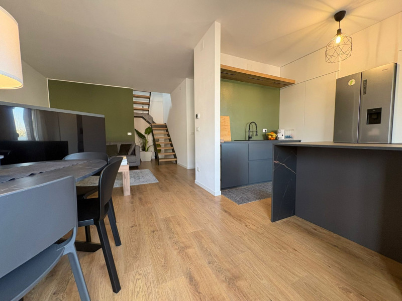 Proponiamo in vendita un elegante duplex di circa 135 mq situato nella rinomata zona residenziale...