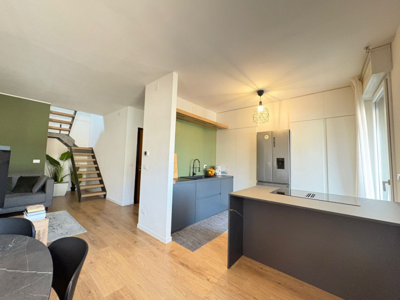 Proponiamo in vendita un elegante duplex di circa 135 mq situato nella rinomata zona residenziale...