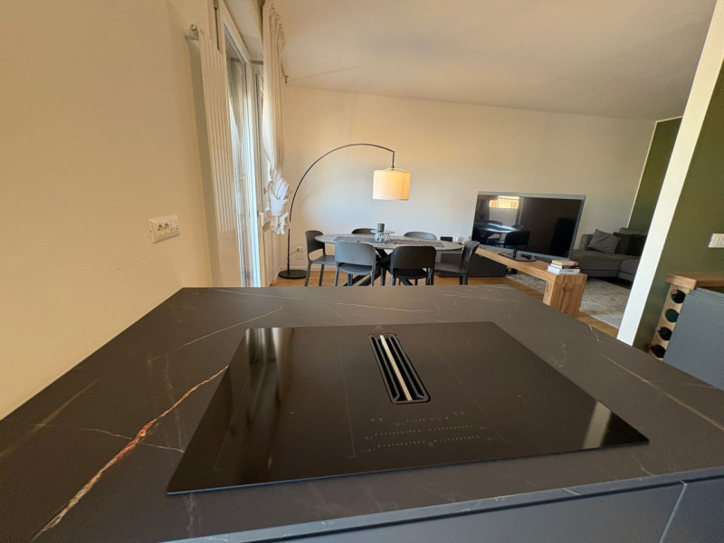 Proponiamo in vendita un elegante duplex di circa 135 mq situato nella rinomata zona residenziale...