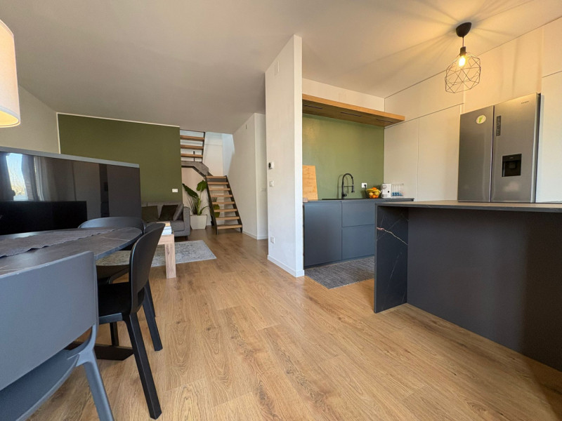 Proponiamo in vendita un elegante duplex di circa 135 mq situato nella rinomata zona residenziale...