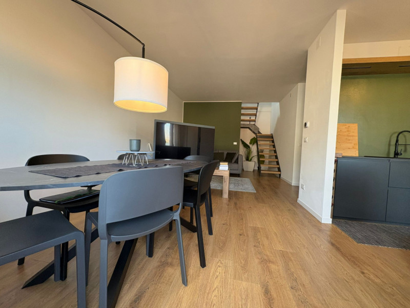 Proponiamo in vendita un elegante duplex di circa 135 mq situato nella rinomata zona residenziale...