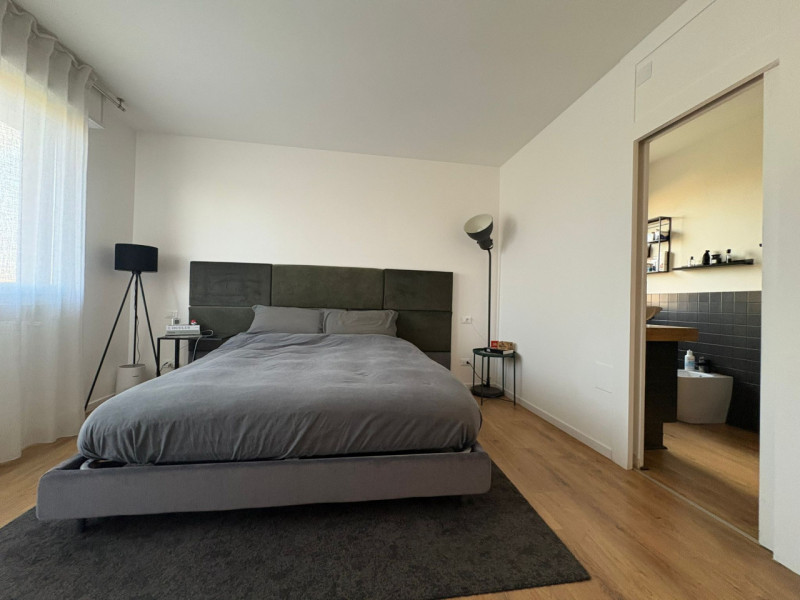 Proponiamo in vendita un elegante duplex di circa 135 mq situato nella rinomata zona residenziale...