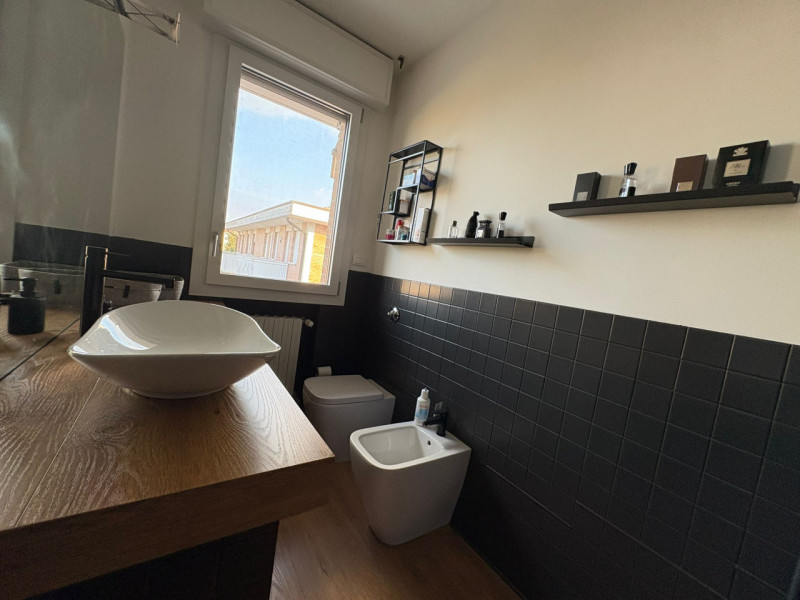 Proponiamo in vendita un elegante duplex di circa 135 mq situato nella rinomata zona residenziale...