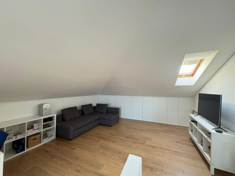 Proponiamo in vendita un elegante duplex di circa 135 mq situato nella rinomata zona residenziale...