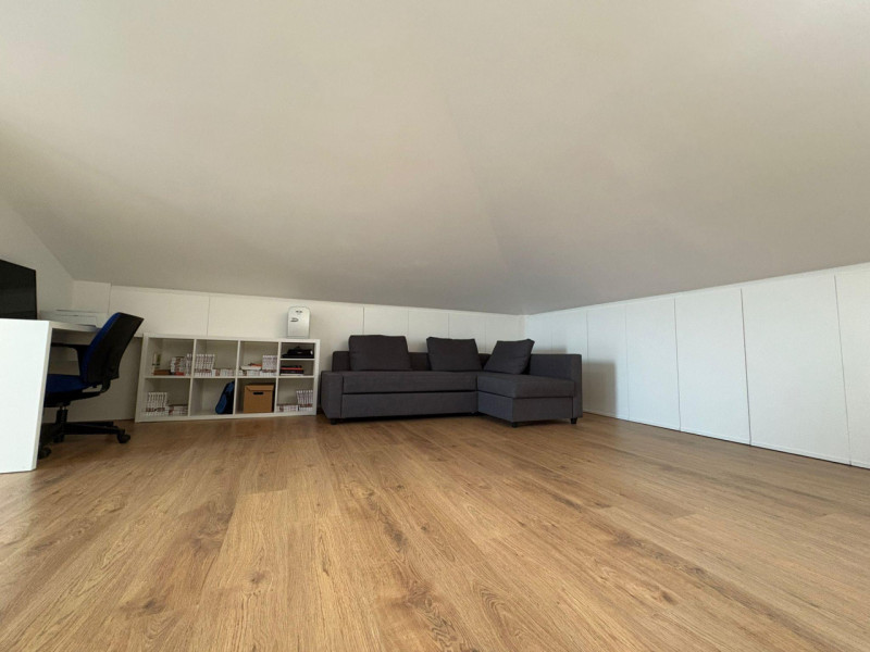 Proponiamo in vendita un elegante duplex di circa 135 mq situato nella rinomata zona residenziale...