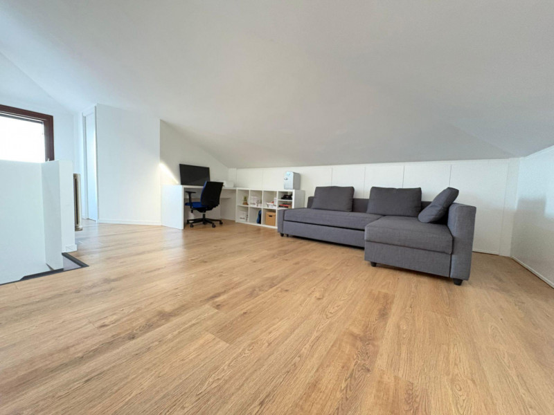 Proponiamo in vendita un elegante duplex di circa 135 mq situato nella rinomata zona residenziale...