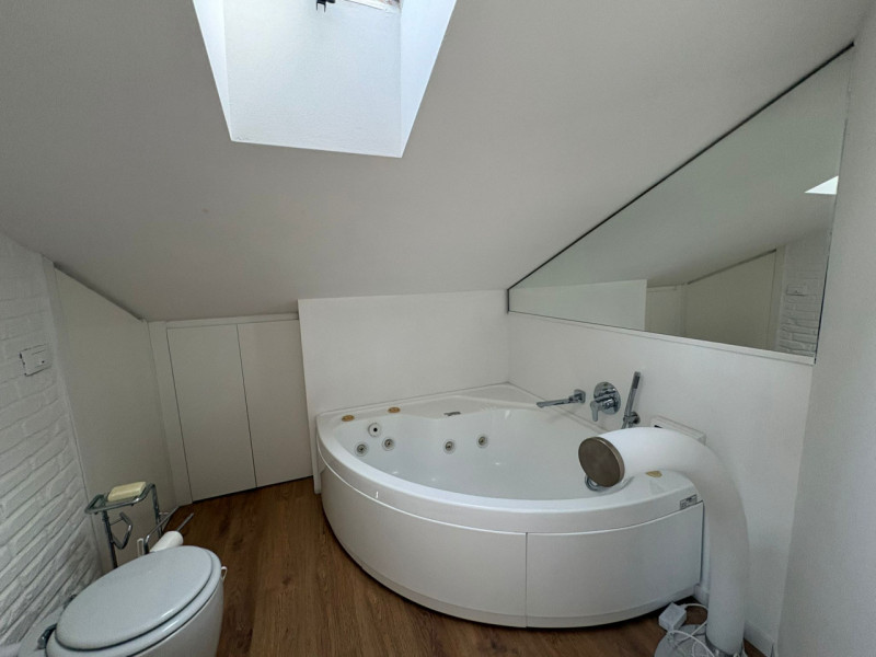 Proponiamo in vendita un elegante duplex di circa 135 mq situato nella rinomata zona residenziale...