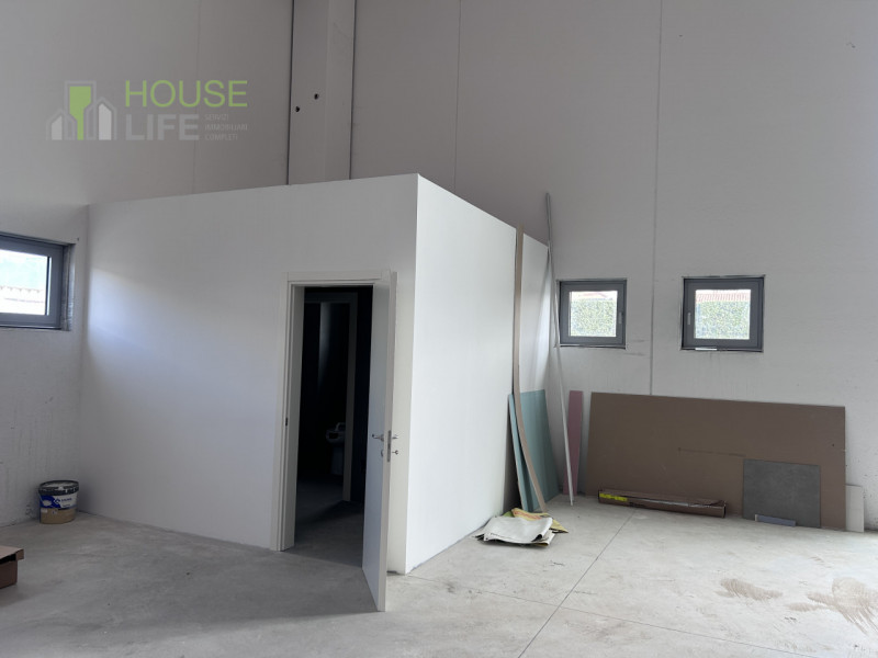 THIENE - Z.I: CAPANNONE INDUSTRIALE NUOVO di mq 1.200 circa H 8,50, con impianto elettrico, servi...