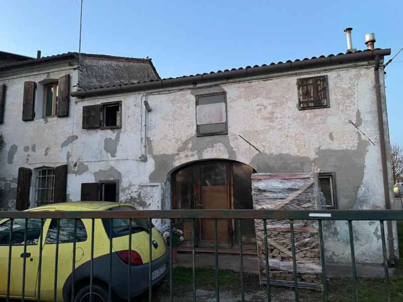 Proponiamo in vendita una rara opportunità nel cuore di Villanova di Camposampiero: casa singola ...