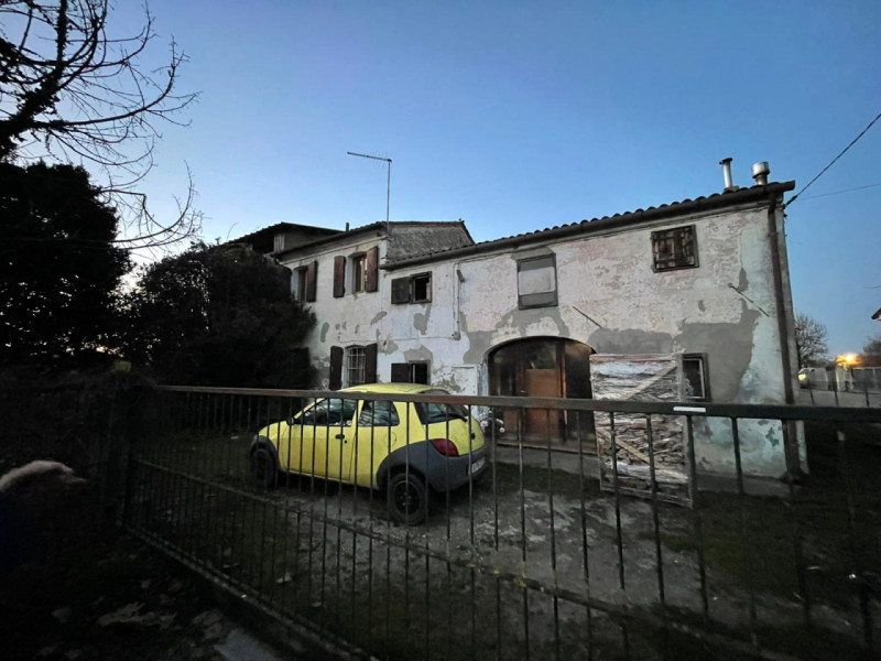Proponiamo in vendita una rara opportunità nel cuore di Villanova di Camposampiero: casa singola ...