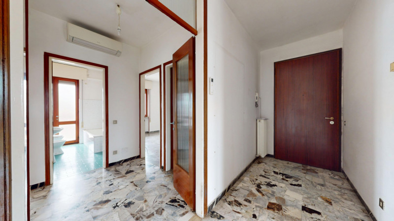 PISCINE 

In un tranquillo quartiere residenziale, comodo a tutti i principali servizi e a pochi ...