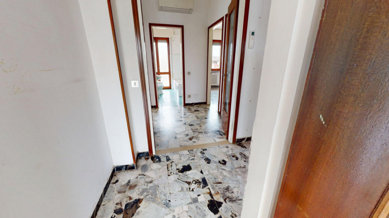 PISCINE 

In un tranquillo quartiere residenziale, comodo a tutti i principali servizi e a pochi ...