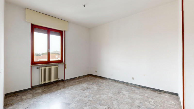 PISCINE 

In un tranquillo quartiere residenziale, comodo a tutti i principali servizi e a pochi ...