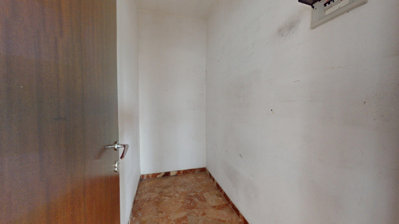 PISCINE 

In un tranquillo quartiere residenziale, comodo a tutti i principali servizi e a pochi ...