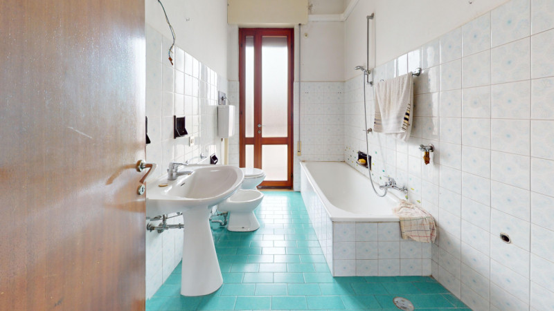 PISCINE 

In un tranquillo quartiere residenziale, comodo a tutti i principali servizi e a pochi ...