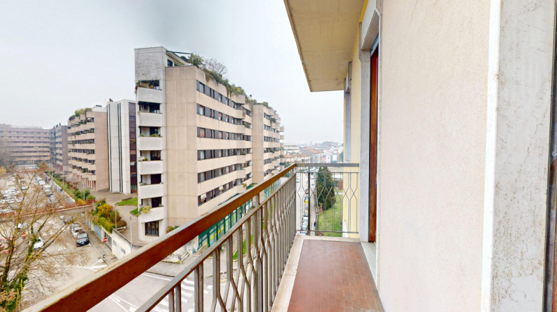 PISCINE 

In un tranquillo quartiere residenziale, comodo a tutti i principali servizi e a pochi ...