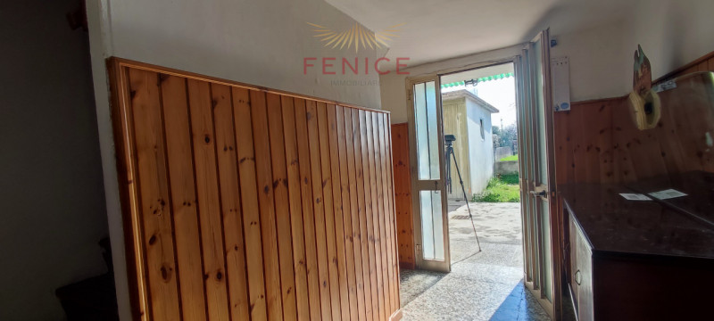 Immersa nella verde campagna veneta, a Nogarè di Crocetta del Montello, questa affascinante casa ...