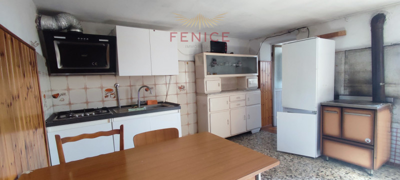 Immersa nella verde campagna veneta, a Nogarè di Crocetta del Montello, questa affascinante casa ...