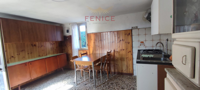 Immersa nella verde campagna veneta, a Nogarè di Crocetta del Montello, questa affascinante casa ...