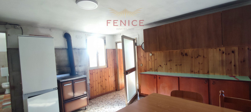 Immersa nella verde campagna veneta, a Nogarè di Crocetta del Montello, questa affascinante casa ...