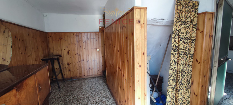 Immersa nella verde campagna veneta, a Nogarè di Crocetta del Montello, questa affascinante casa ...