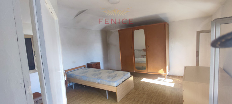 Immersa nella verde campagna veneta, a Nogarè di Crocetta del Montello, questa affascinante casa ...