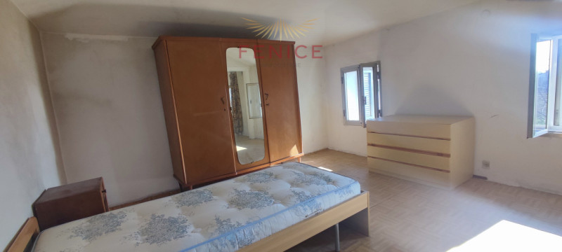 Immersa nella verde campagna veneta, a Nogarè di Crocetta del Montello, questa affascinante casa ...