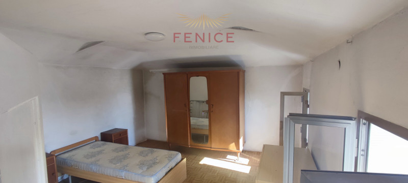 Immersa nella verde campagna veneta, a Nogarè di Crocetta del Montello, questa affascinante casa ...