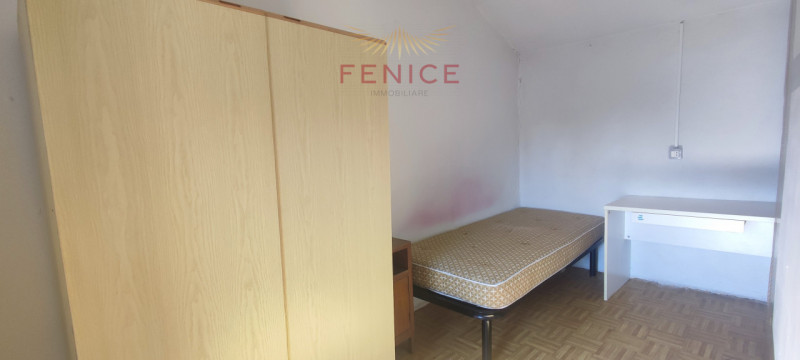 Immersa nella verde campagna veneta, a Nogarè di Crocetta del Montello, questa affascinante casa ...