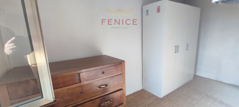 Immersa nella verde campagna veneta, a Nogarè di Crocetta del Montello, questa affascinante casa ...