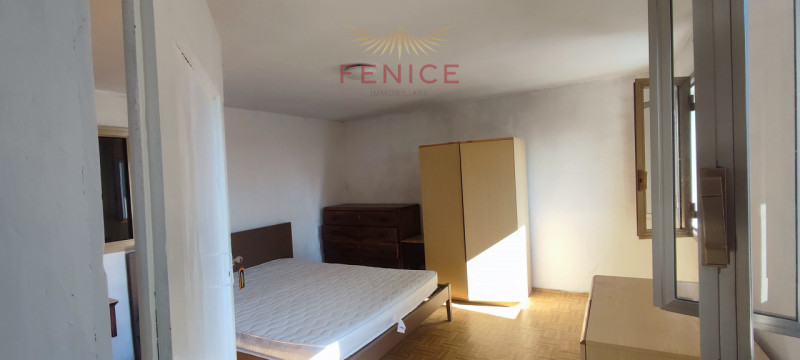 Immersa nella verde campagna veneta, a Nogarè di Crocetta del Montello, questa affascinante casa ...