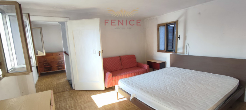 Immersa nella verde campagna veneta, a Nogarè di Crocetta del Montello, questa affascinante casa ...