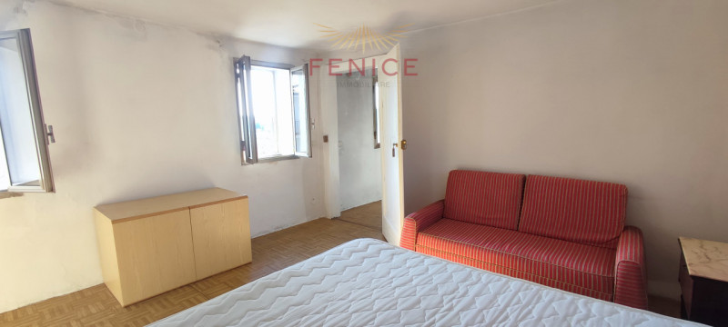 Immersa nella verde campagna veneta, a Nogarè di Crocetta del Montello, questa affascinante casa ...