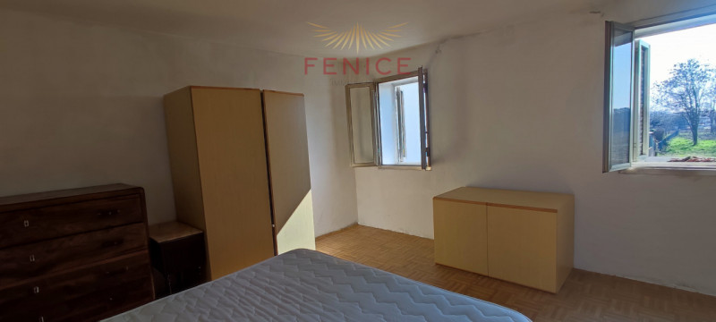 Immersa nella verde campagna veneta, a Nogarè di Crocetta del Montello, questa affascinante casa ...