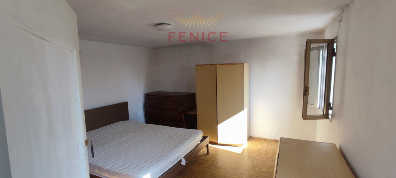 Immersa nella verde campagna veneta, a Nogarè di Crocetta del Montello, questa affascinante casa ...