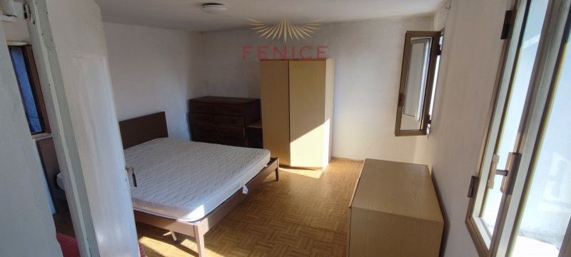 Immersa nella verde campagna veneta, a Nogarè di Crocetta del Montello, questa affascinante casa ...