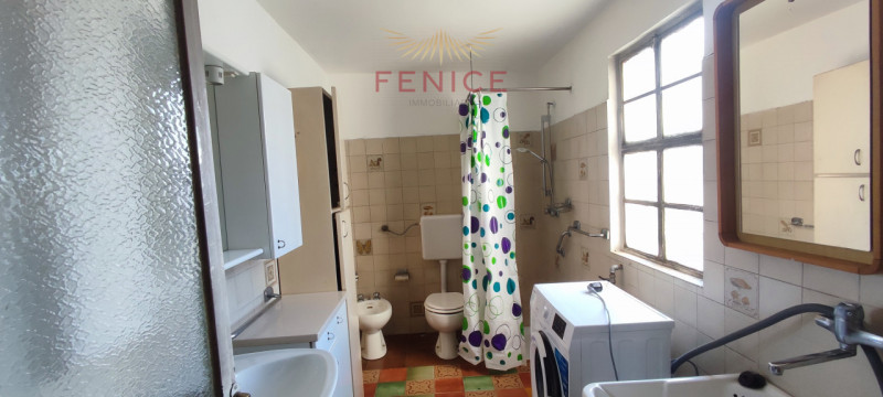 Immersa nella verde campagna veneta, a Nogarè di Crocetta del Montello, questa affascinante casa ...