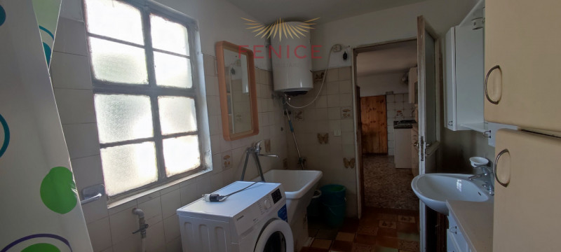 Immersa nella verde campagna veneta, a Nogarè di Crocetta del Montello, questa affascinante casa ...