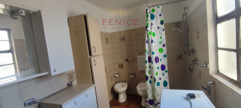 Immersa nella verde campagna veneta, a Nogarè di Crocetta del Montello, questa affascinante casa ...