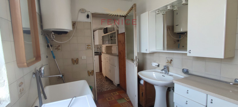 Immersa nella verde campagna veneta, a Nogarè di Crocetta del Montello, questa affascinante casa ...