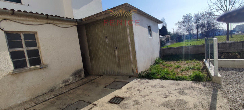 Immersa nella verde campagna veneta, a Nogarè di Crocetta del Montello, questa affascinante casa ...